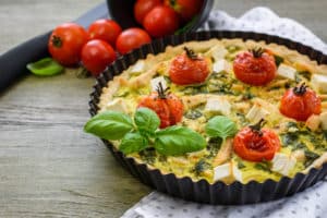 Leckeres Quiche mit Spinat und Hühnchen