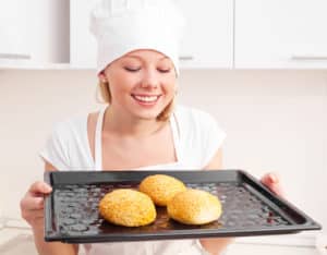 Drei Brötchen auf Backblech