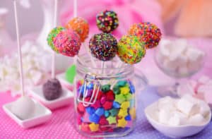 Bunte Cake Pops im Glas