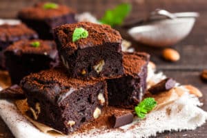 Fertige Brownies mit Nüssen