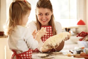 Mutter und Tochter backen Kuchen